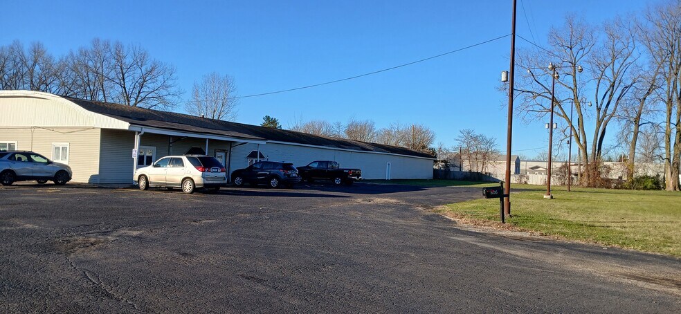 More Photos Of 806 W Us Highway 20, Michigan City Showroom For Lease