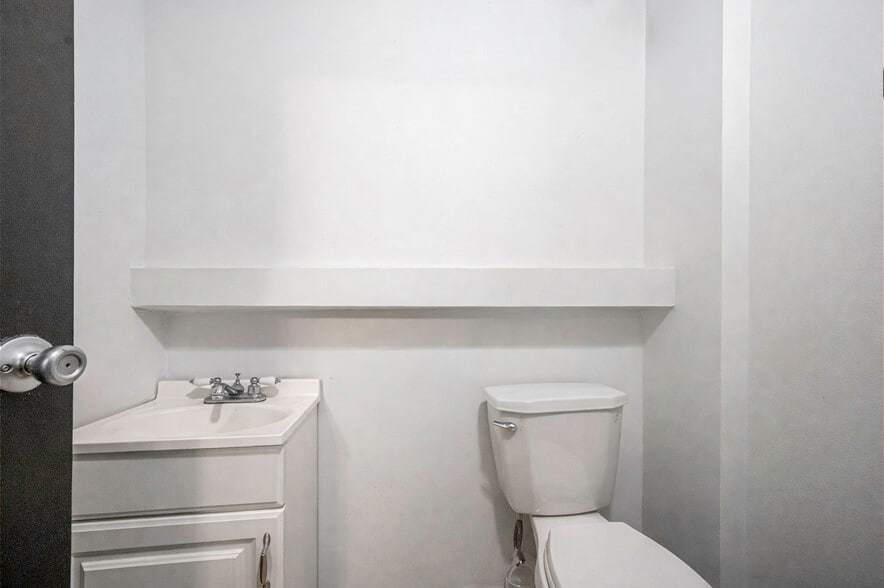 More Photos Of 27 Hanse Ave, Freeport Manufacturing For Sale