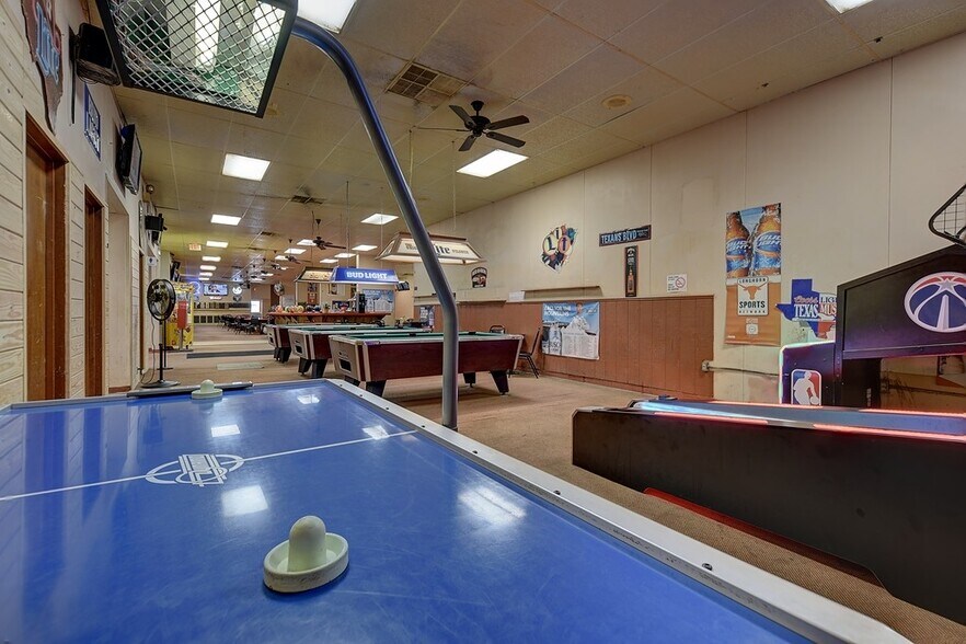 More Photos Of 233 College St, Schulenburg Sports And Entertainment For Sale