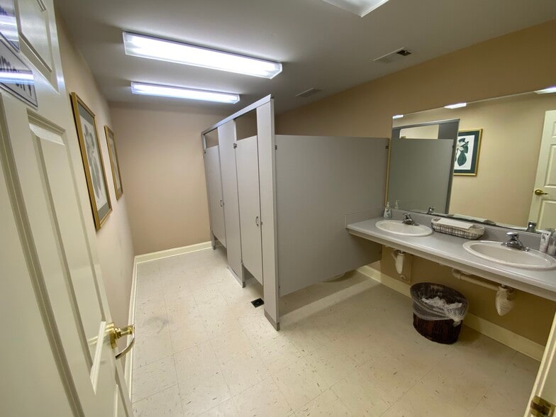 More Photos Of 70 N Main St, Hilton Head Island Office For Lease