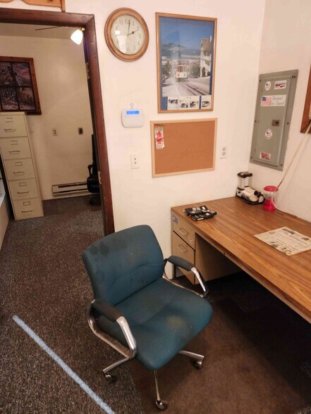 More Photos Of 2384 W 23rd St, Bellaire Warehouse For Sale