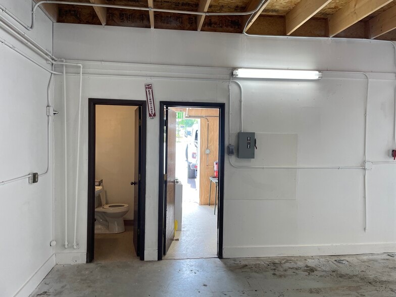More Photos Of 16035-16051 W 4th Ave, Golden Warehouse For Lease