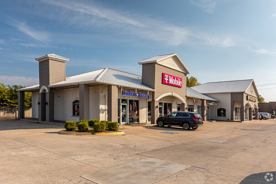 More Photos Of 100 SW 14th St, Bentonville Freestanding For Sale