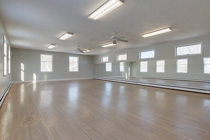 More Photos Of 7 Elm St, Townsend Office For Lease