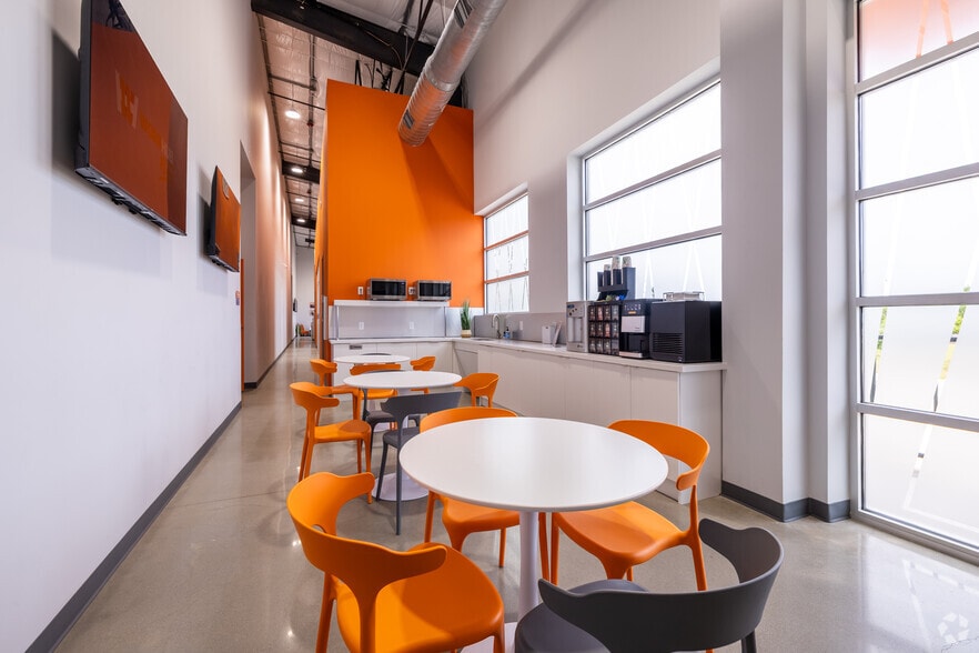 More Photos Of 1027 Outpost Dr, Conroe Showroom For Lease