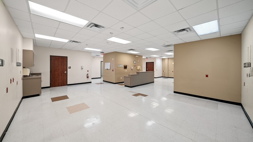 More Photos Of 910 N Highway 146, Baytown Medical For Lease