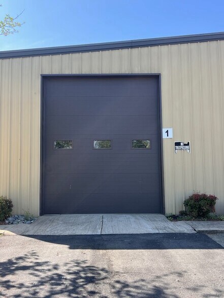 More Photos Of 1585 Gable St, High Point Warehouse For Lease