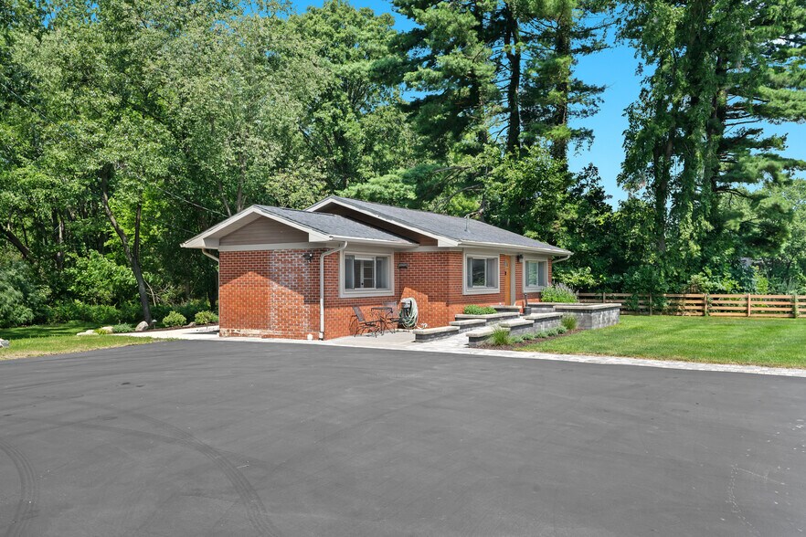 More Photos Of 8864 Whitmore Lake Rd, Brighton Office Residential For Lease