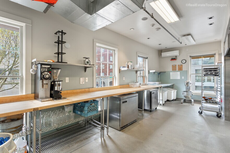 More Photos Of 1331 SW Broadway St, Portland Restaurant For Sale