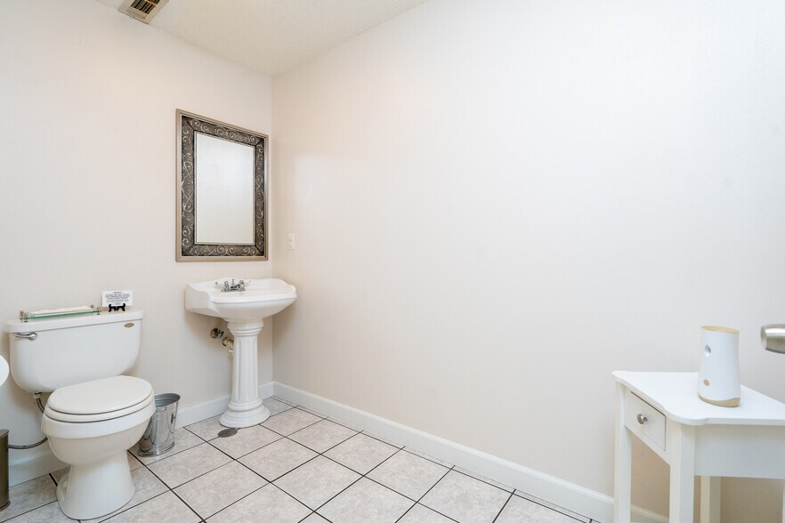More Photos Of 4917 Maryville Rd, Granite City Medical For Sale