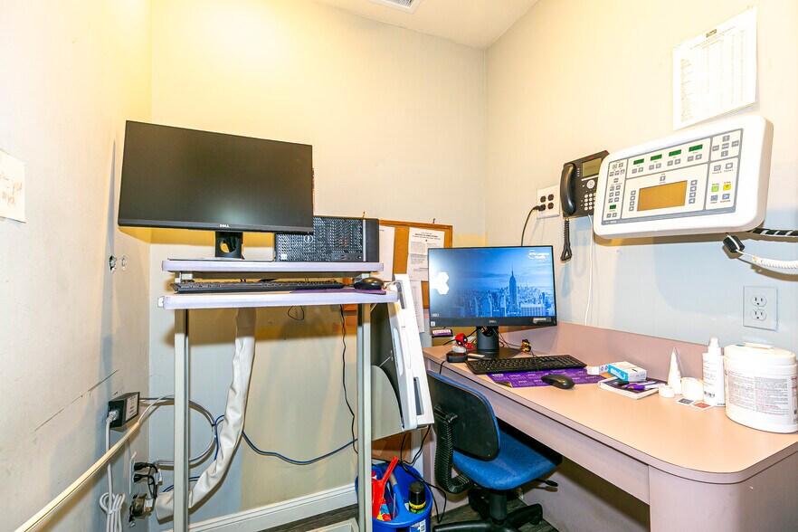 More Photos Of 986-990 Sunrise Hwy, Babylon Medical For Sale