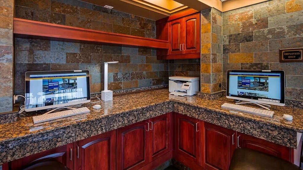 More Photos Of 760 NW Garden Valley Blvd, Roseburg Hotel For Sale