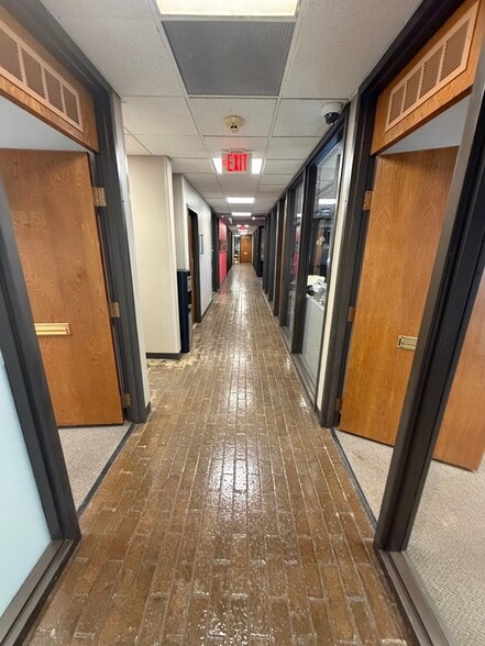 More Photos Of 1703 E Skelly Dr, Tulsa Office For Lease