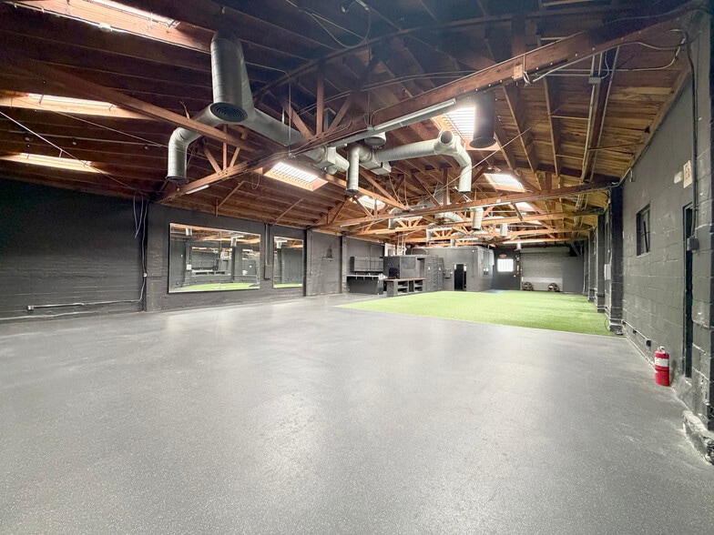 More Photos Of 6610 Lexington Ave, Los Angeles Showroom For Lease