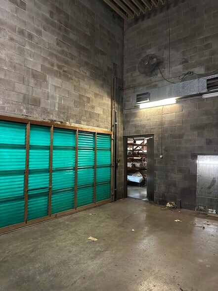 More Photos Of 1236 E Washington St, New Castle Showroom For Sale