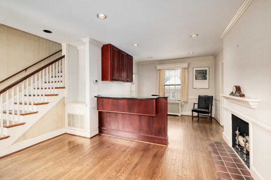 More Photos Of 301 Park Ave, Falls Church Office For Lease