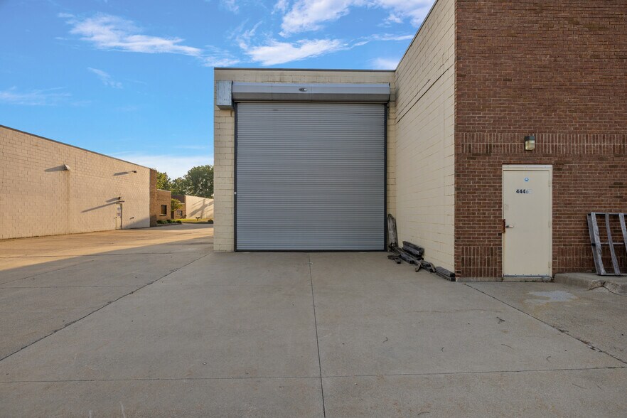 More Photos Of 44468 Reynolds Dr, Clinton Township Manufacturing For Sale