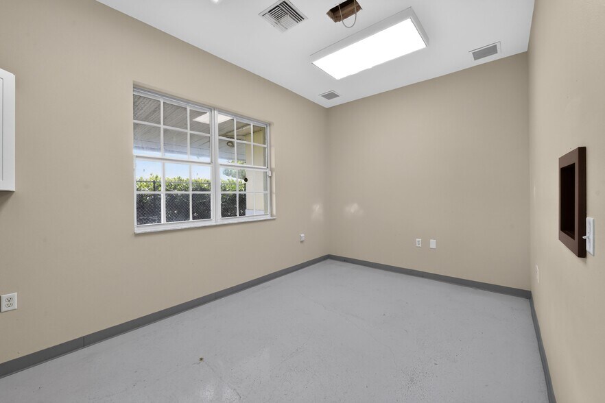 More Photos Of 2555 Pinellas Point Dr S, Saint Petersburg Veterinarian Kennel For Sale