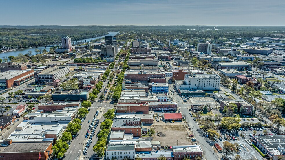 More Photos Of 215 10th St, Augusta General Retail For Sale