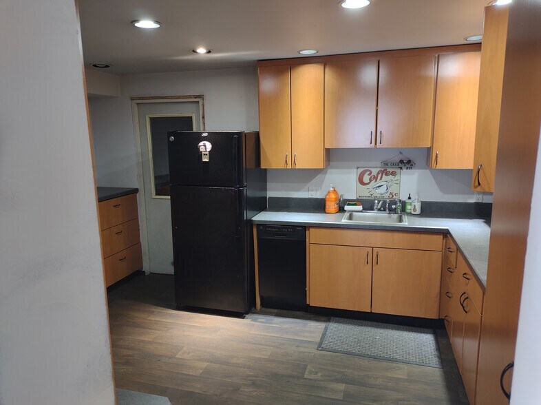 More Photos Of 12714 Aurora Ave N, Seattle Freestanding For Lease