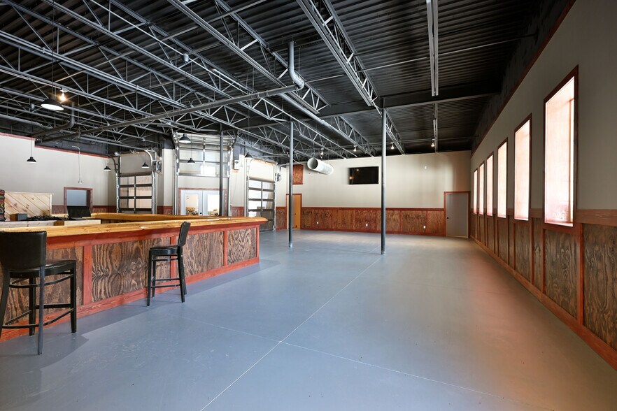 More Photos Of 11706 N Eaton Rd, Hayward Bar For Sale