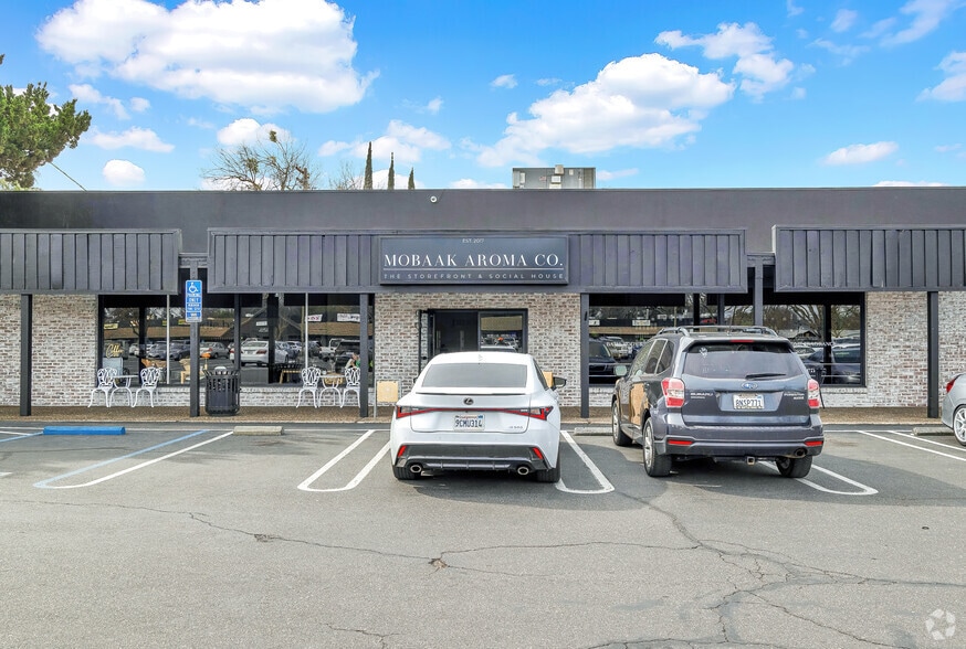 More Photos Of 839-921 W Roseburg Ave, Modesto General Retail For Lease