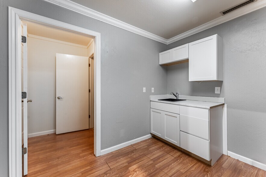 More Photos Of 160 Oldham Dr, Bella Vista Light Distribution For Sale