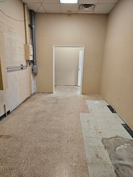 More Photos Of 12401 Shelbyville Rd, Louisville Freestanding For Lease