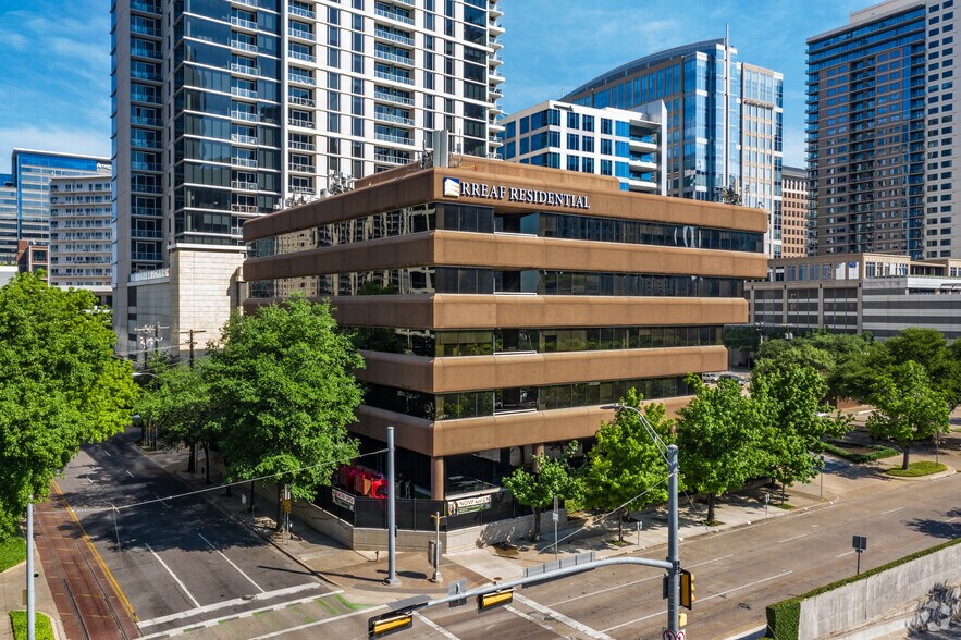 More Photos Of 1909 Woodall Rodgers Fwy, Dallas Office For Lease
