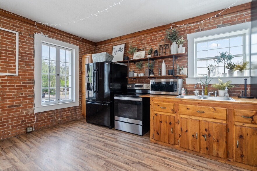 More Photos Of 7-11 E Franklin St, Bellbrook Storefront Retail Office For Lease