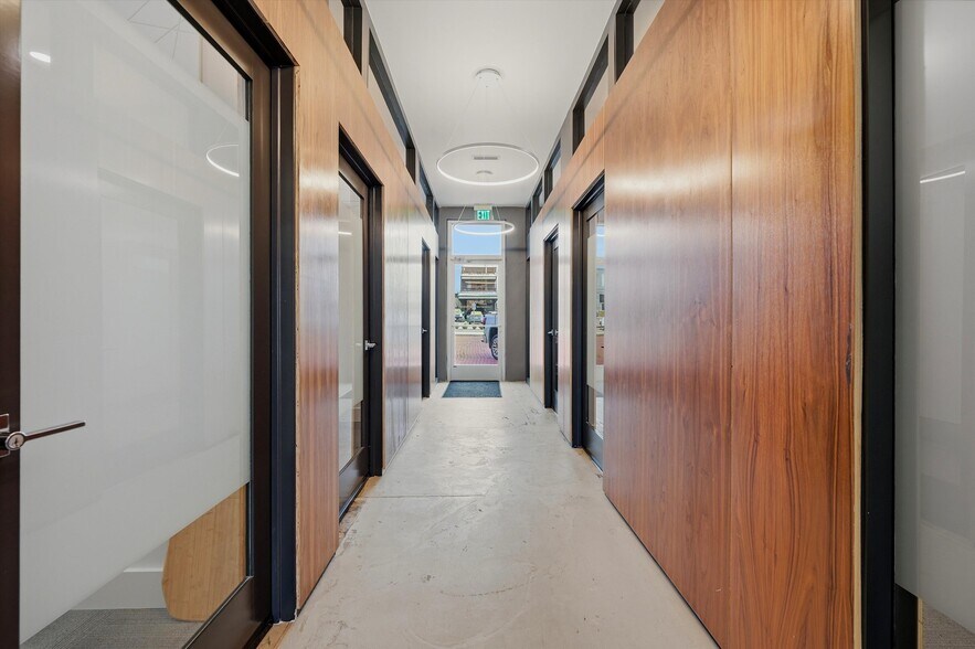 More Photos Of 118 W Chestnut St, Denison Office For Sale