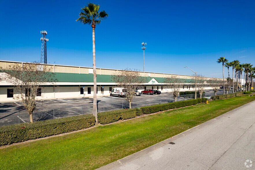 More Photos Of 4740 E Lakeland Commerce Pky, Lakeland Warehouse For Lease