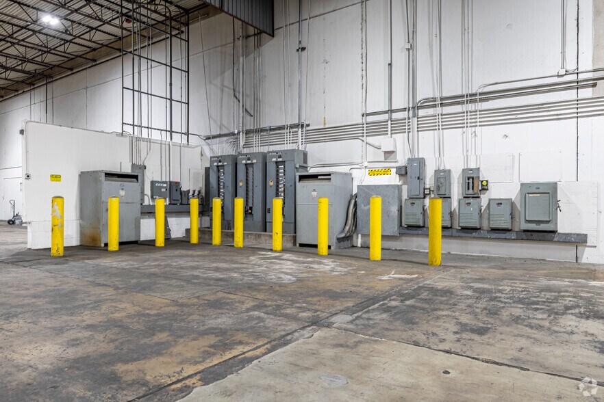 More Photos Of 2301 W Commerce St, Dallas Distribution For Lease