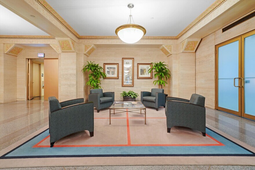 More Photos Of 211 W Wacker Dr, Chicago Office For Sale