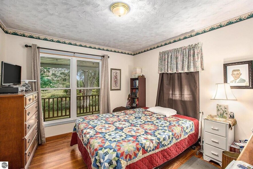 More Photos Of 519 Lake St, Frankfort Hotel For Sale