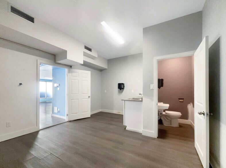 More Photos Of 59 Dalhousie St, Brantford Storefront For Lease