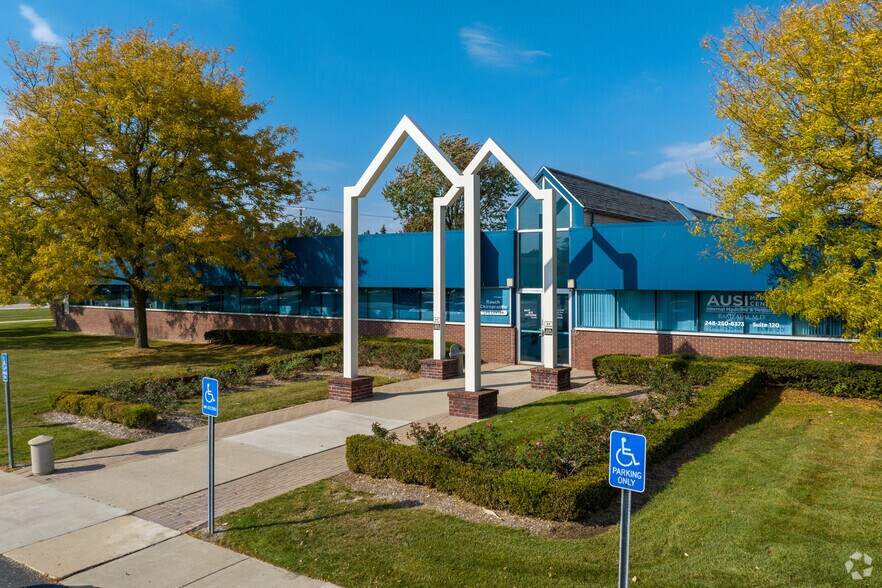 More Photos Of 37300 Dequindre Rd, Sterling Heights Medical For Lease