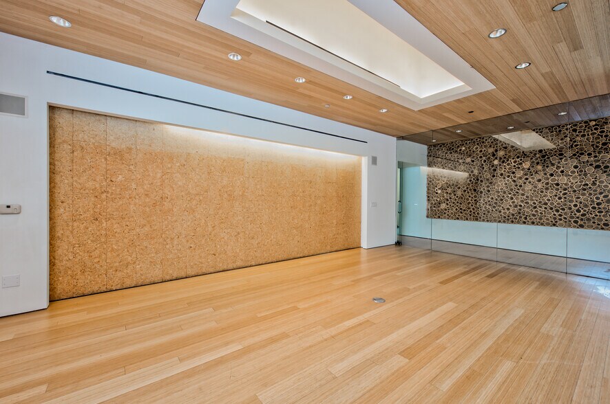 More Photos Of 225 W Ohio St, Chicago Office For Lease