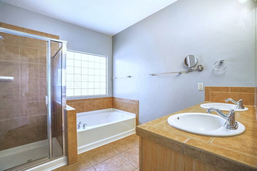 More Photos Of 4316 Beresford Ln Nw, Albuquerque Flex For Sale