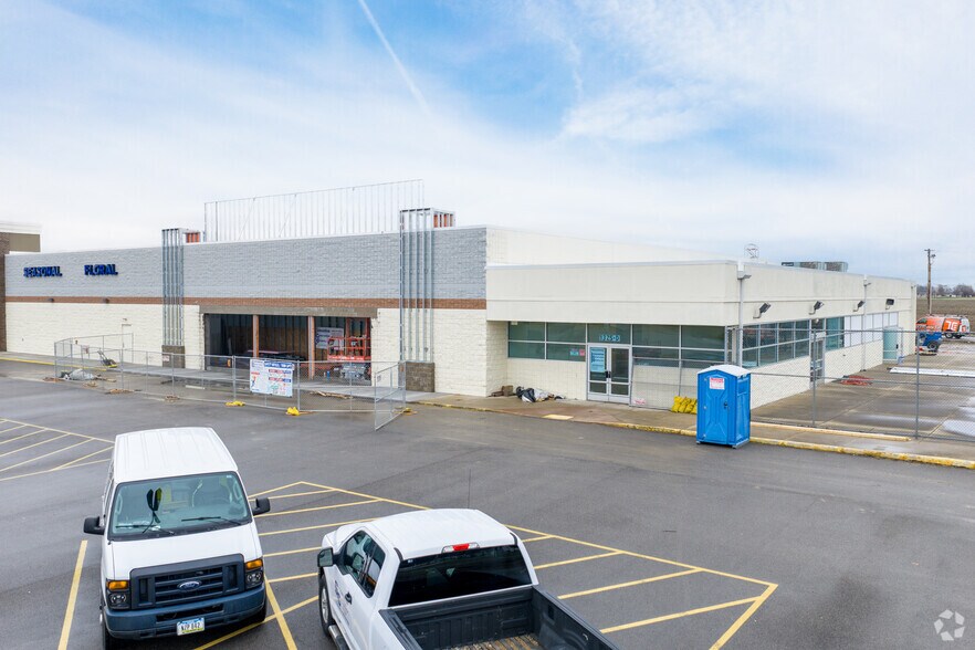 More Photos Of 1331-1335 E Jackson St, Macomb Storefront For Sale