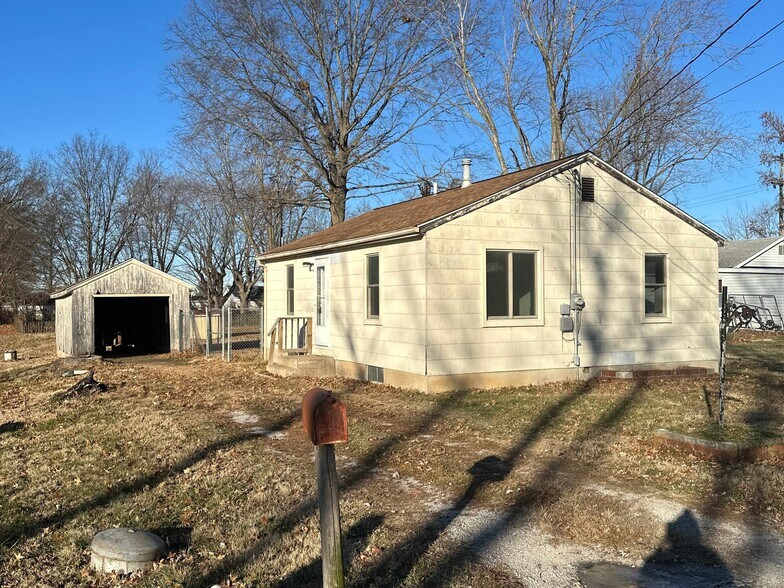 More Photos Of 239 Grand Ave, Waterloo Specialty For Sale