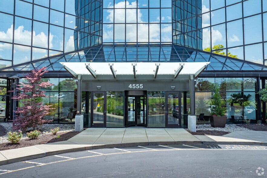 More Photos Of 4555 Lake Forest Dr, Blue Ash Office For Lease