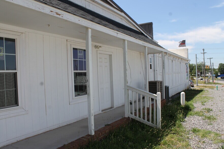 More Photos Of 1523 Salisbury Rd, Statesville Showroom For Lease