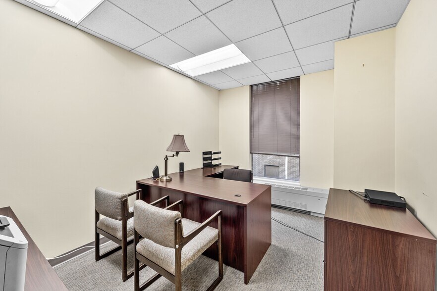 More Photos Of 1025 Connecticut Ave NW, Washington Office For Lease