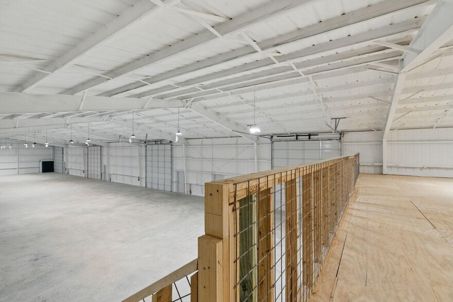 More Photos Of 120 W Scenic Trl, Weatherford Warehouse For Lease