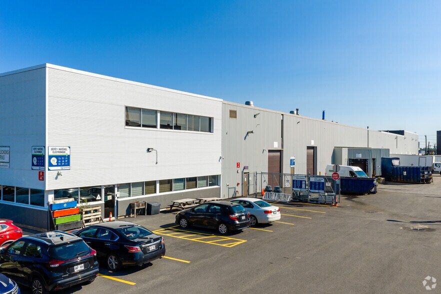 More Photos Of 2995-2999 Boul Le Corbusier, Laval Warehouse For Lease