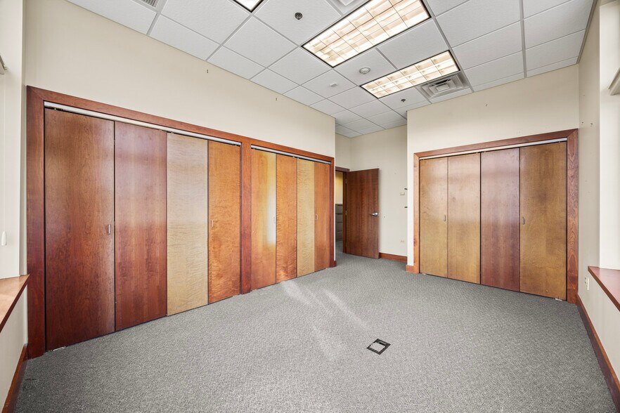 More Photos Of 430 E Mississippi Ave, Elwood Bank For Sale