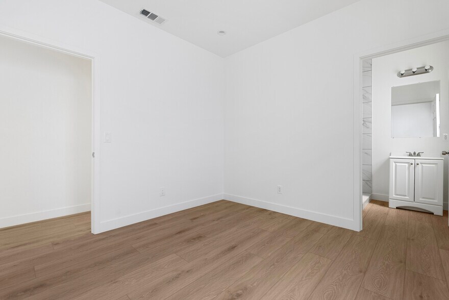 More Photos Of 1955 Bonsallo Ave, Los Angeles Apartments For Sale