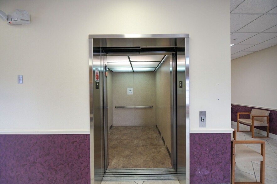 More Photos Of 842 Sunset Lake Blvd, Venice Medical For Sale