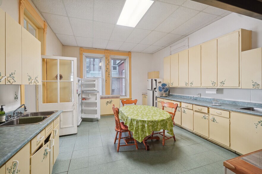 More Photos Of 215 St De Castelnau E, Montréal General Retail For Lease